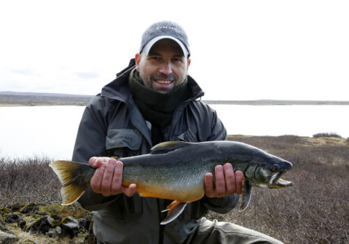 Þorsteinn J með væna bleikju úr Hlíðarvatni